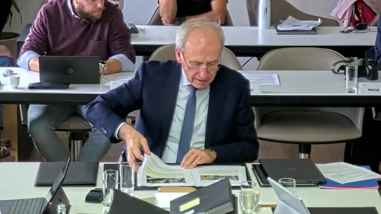 8) Aménagement communal a) Reclassement parcelle n°1220/3770 dans le domaine privé communal