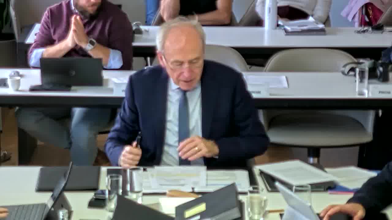 10) Réglements communaux b) Règlement communal relatif à l’assainissement des eaux et c) Règlement-taxe communal relatif aux travaux de raccordement (canalisation, eau potable et réseaux divers) réalisés par la Commune pour le compte de tiers